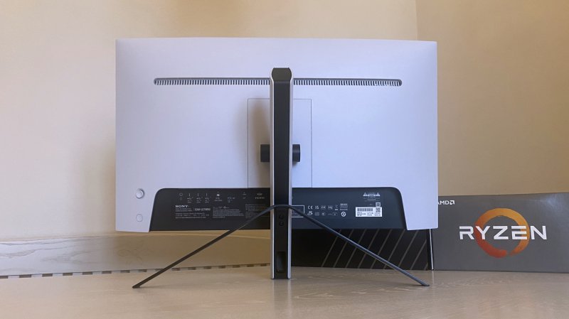 Sul retro del Sony INZONE M9 c'è spazio per una striscia di illuminazione e un paio di altoparlanti, purtroppo non molto potenti Sul retro del Sony INZONE M9 c'è spazio per una striscia di illuminazione e un paio di altoparlanti, purtroppo non molto potenti