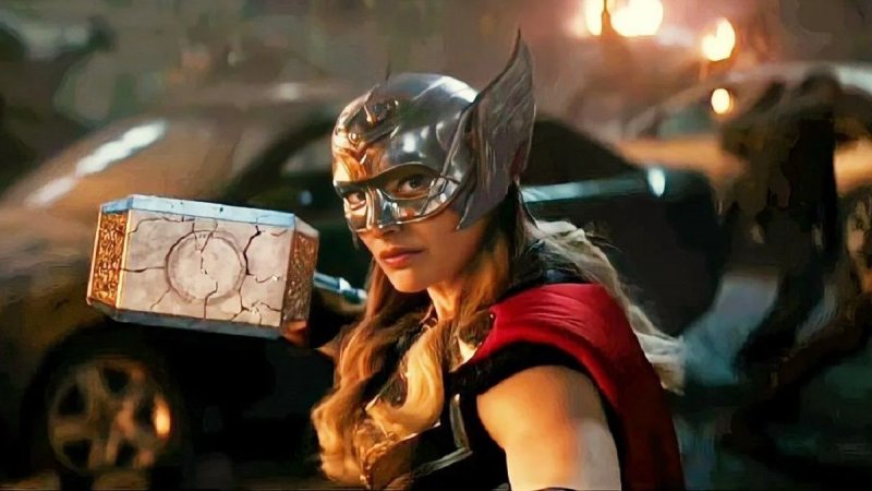 Thor: Love & Thunder, Jane Foster si trasforma nella Potente Thor Thor: Love & Thunder, Jane Foster si trasforma nella Potente Thor