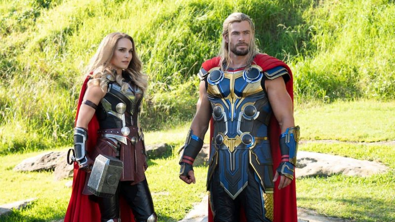 Thor: Love & Thunder, Natalie Portman e Chris Hemsworth in una scena Thor: Love & Thunder, Natalie Portman e Chris Hemsworth in una scena