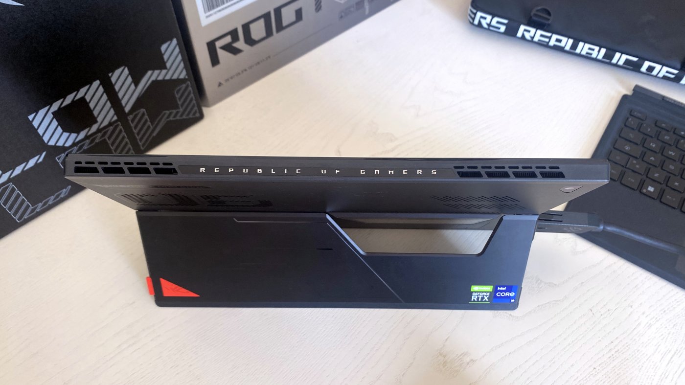 L'ASUS ROG Flow Z13 non è sottilissimo parlando di tablet, ma lo è parlando di tablet equipaggiati come portatili da gaming