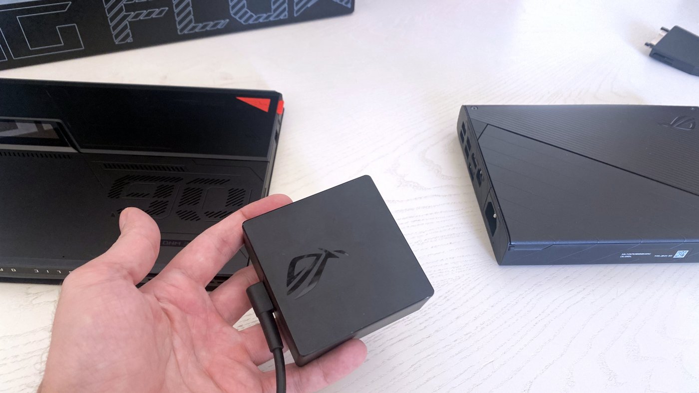 L'ASUS ROG Flow Z13 può usare il modulo XG Mobile come alimentatore, ma dispone anche del suo, più piccolo e portatile