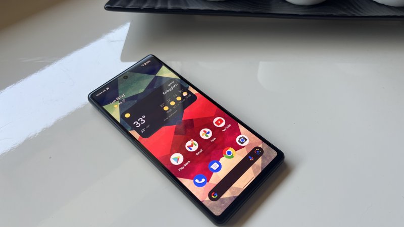Lo schermo di Google Pixel 6a è un OLED di alta qualità Lo schermo di Google Pixel 6a è un OLED di alta qualità