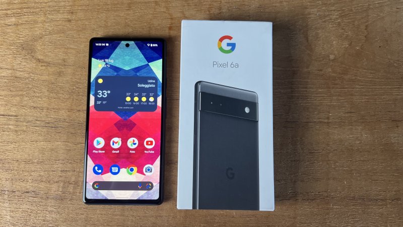 Il design di Google Pixel 6a è fedele ai predecessori della serie 6 Il design di Google Pixel 6a è fedele ai predecessori della serie 6
