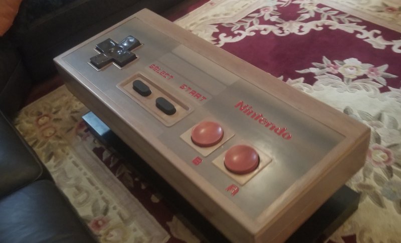 Il tavolino controller NES in tutto il suo splendore Il tavolino controller NES in tutto il suo splendore