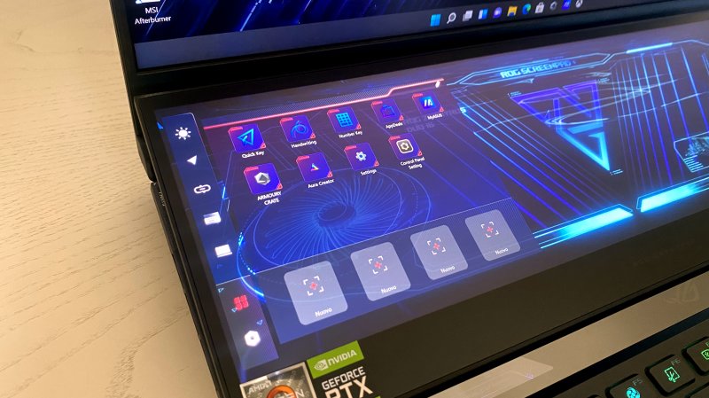 Lo schermo secondario permette di gestire le modalità di funzionamento dell'ASUS ROG Zephyrus Duo 16 con pochi movimenti del dito
