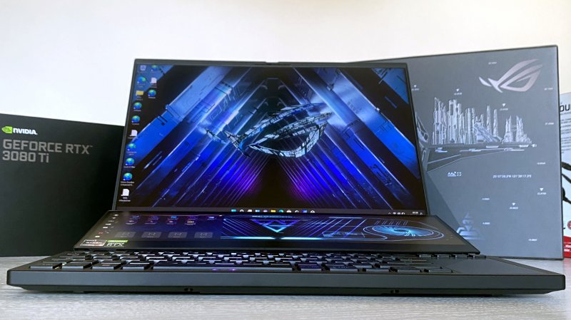 L'ASUS ROG Zephyrus Duo 16 è più grande e pesante dei modelli precedenti, ma è anche più sottile e monta uno schermo più ampio