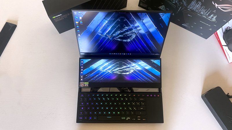 In questa versione dell'ASUS ROG Zephyrus Duo 16 lo schermo touch secondario è affiancato a un pannello principale 2560 x 1600 con 165 Hz di refresh e illuminazione Mini LED