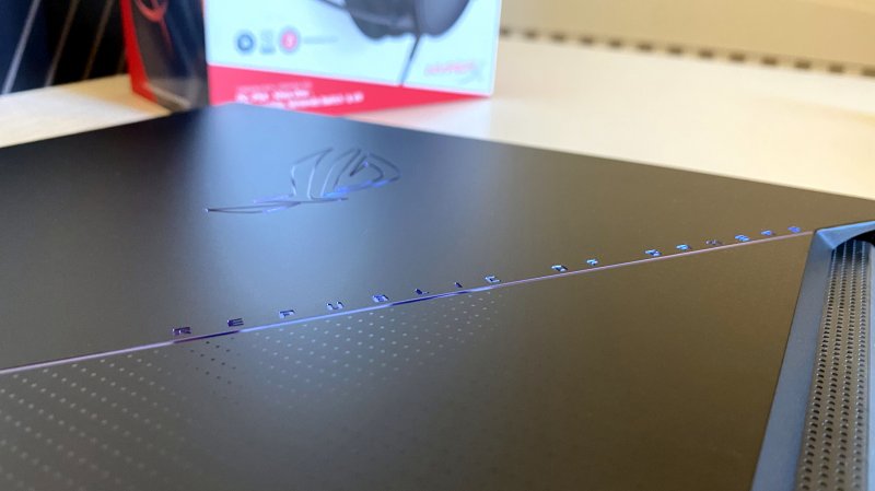 L'elegante coperchio dell'ASUS ROG Zephyrus Duo 16