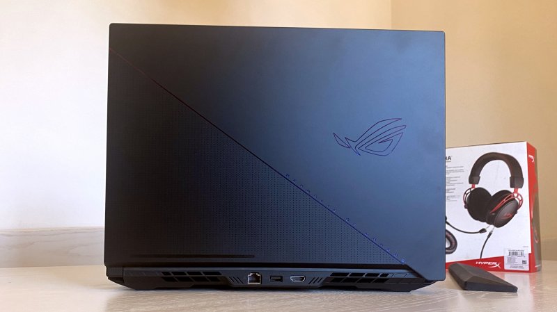 Lo chassis dell'ASUS ROG Zephyrus Duo 16 nasconde anche 6 altoparlanti comprensivi di woofer dual-force per i bassi