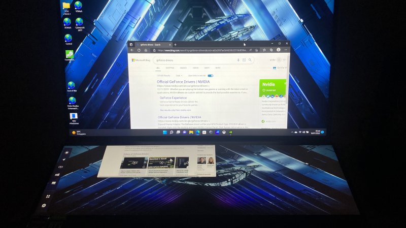 Il doppio schermo dell'ASUS ROG Zephyrus Duo 16 consente sia di ampliare la superficie di lavoro, sia di avere a disposizione un comodo touchscreen ausiliario