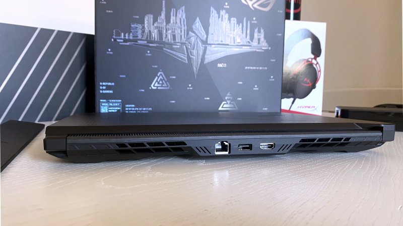 Una parte della connettività dell'ASUS ROG Zephyrus Duo 16 è comodamente posizionata sul bordo posteriore