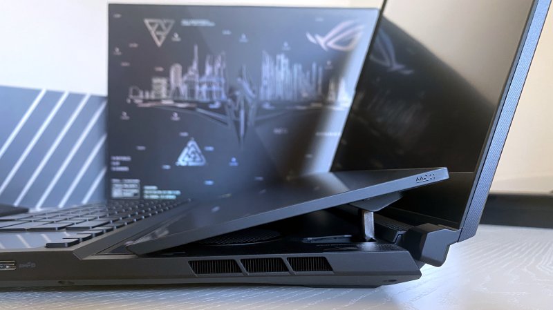 Il meccanismo di sollevamento dello schermo secondario dell'ASUS ROG Zephyrus Duo 16 nasconde due grate per il deflusso dell'aria calda