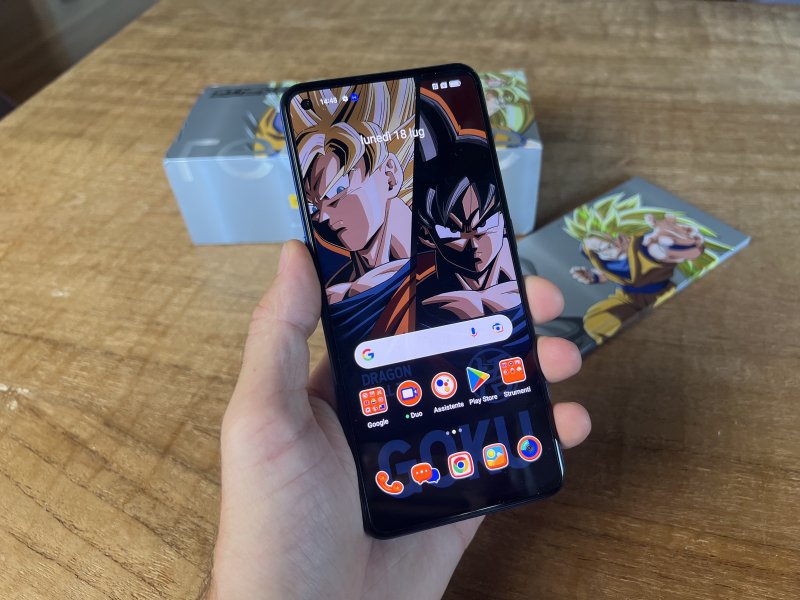 Realme GT Neo 3T Dragon Ball Z Edition non è certamente piccolo Realme GT Neo 3T Dragon Ball Z Edition non è certamente piccolo