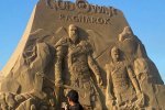 God of War Ragnarok: video mostra la creazione della scultura di sabbia di Kratos e Atreus - Notizia
