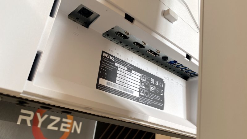 Non c'è traccia di porte USB-C, ma la connettività del BenQ MOBIUZ EX2710U ha comunque 4 porte USB-A