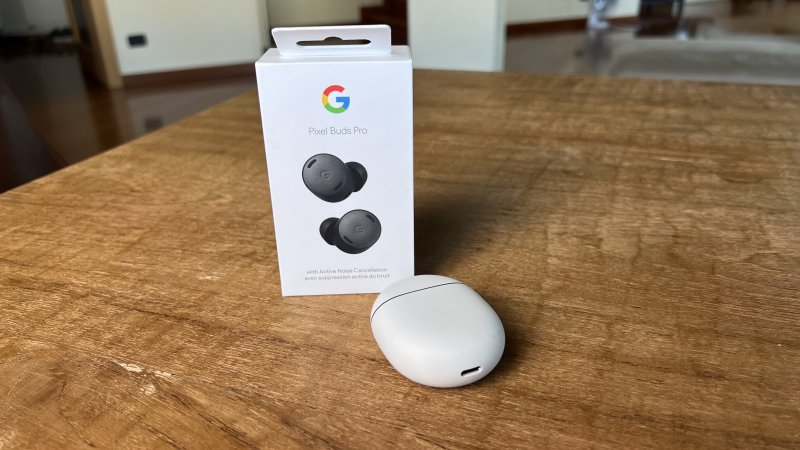 Google Pixel Buds Pro, la confezione è piccola e minimale nei contenuti