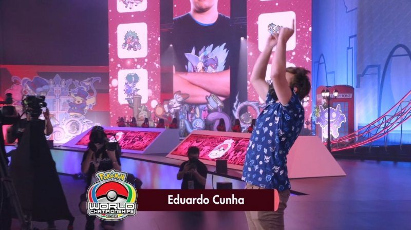 Eduardo Cunha solleva il trofeo di Campione Mondiale Pokémon