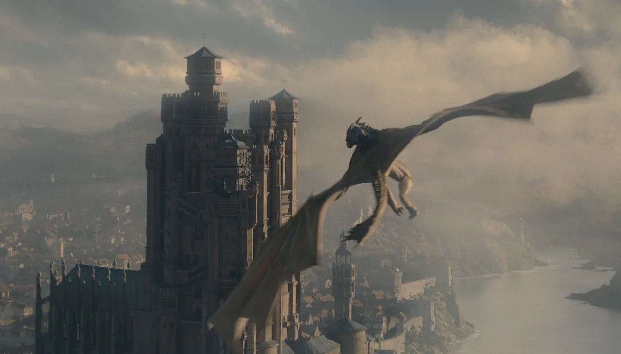 Un drago che vola verso il castello di Approdo del Re in House of the Dragon