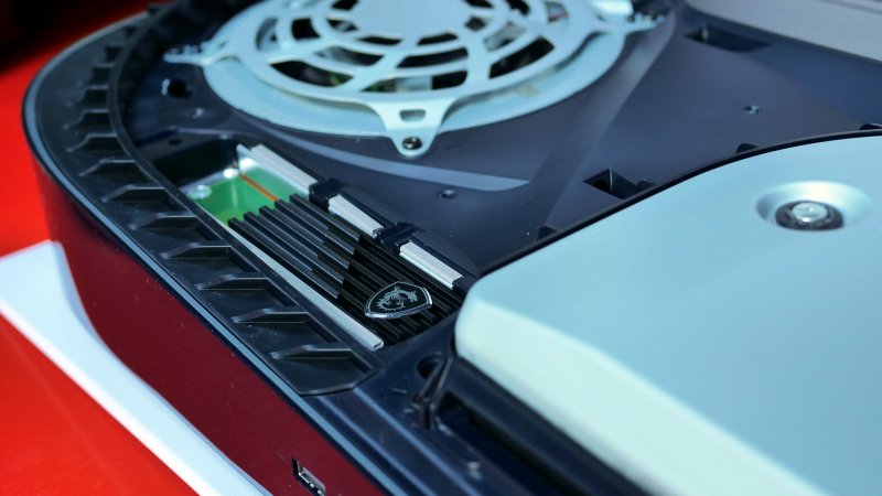 L'SSD M.2 inserito nello slot di espansione, prima del fissaggio con la vite