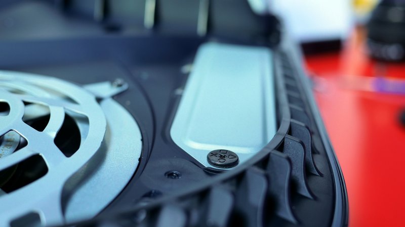 Il pannello metallico da rimuovere con il cacciavite a stella