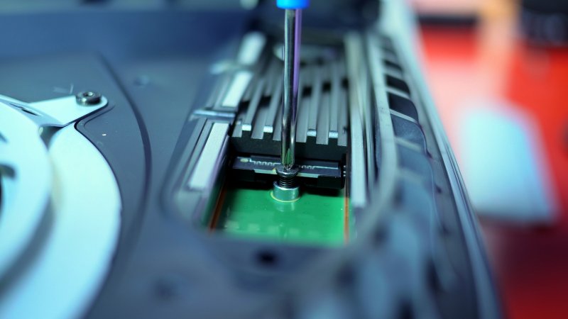 La posizione corretta di rondella, SSD e vite all'interno dello slot di espansione di PS5