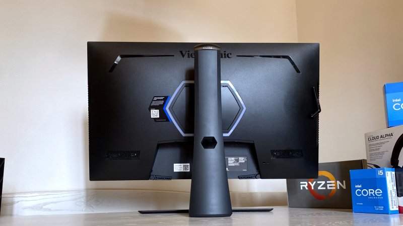 A spiccare sul retro del ViewSonic Elite XG321UG è l'elegante sostegno ai lati del quale si intravedono i due altoparlanti integrati A spiccare sul retro del ViewSonic Elite XG321UG è l'elegante sostegno ai lati del quale si intravedono i due altoparlanti integrati