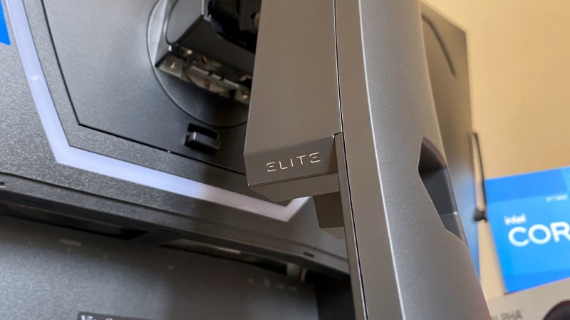 Al netto di qualche piccola sbavatura, il monitor ViewSonic Elite XG321UG è robusto ed elegante Al netto di qualche piccola sbavatura, il monitor ViewSonic Elite XG321UG è robusto ed elegante