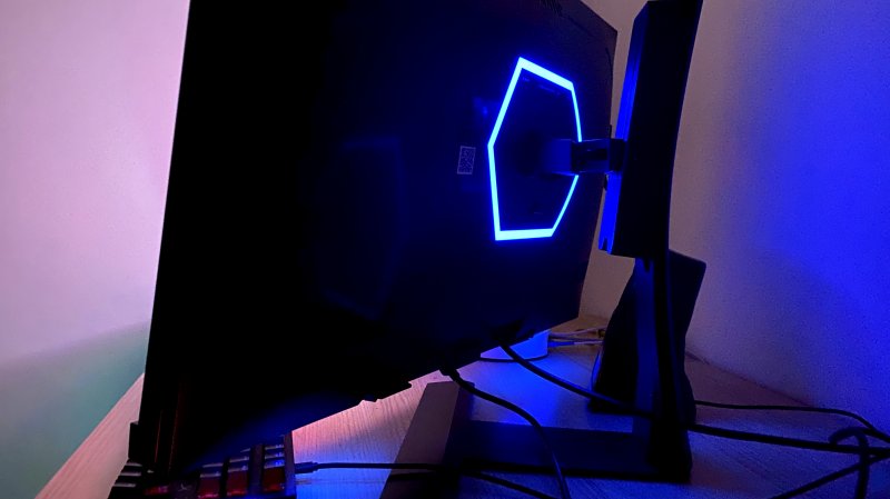 L'illuminazione posteriore del ViewSonic Elite XG321UG è suggestiva, ma è quella al di sotto della cornice inferiore che fa da luce ambientale L'illuminazione posteriore del ViewSonic Elite XG321UG è suggestiva, ma è quella al di sotto della cornice inferiore che fa da luce ambientale