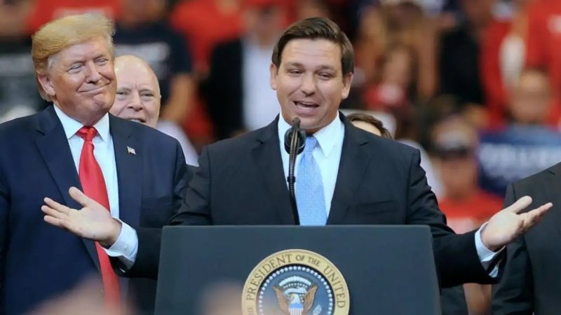 Ron DeSantis si sta mettendo in luce per le sue politiche omofobe Ron DeSantis si sta mettendo in luce per le sue politiche omofobe