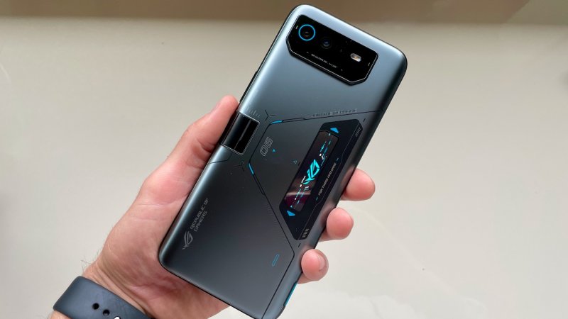 Sul retro di ROG Phone 6D Ultimate si notano il display ROG Vision e la porta di raffreddamento AeroActive Portal