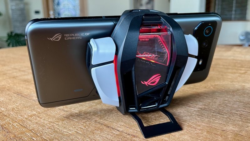 L'AeroActive Cooler si rivela indispensabile per raffreddare ROG Phone 6D Ultimate durante le sessioni più intense