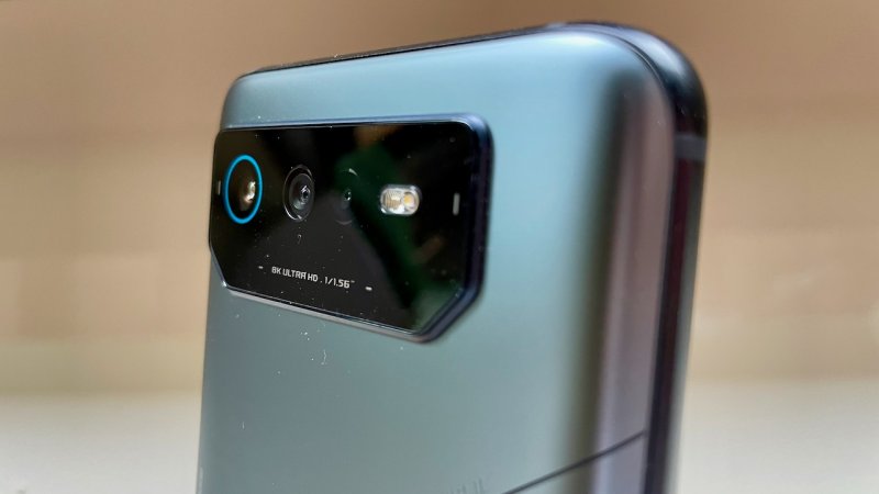 Un dettaglio del modulo fotocamere posteriore di ROG Phone 6D Ultimate