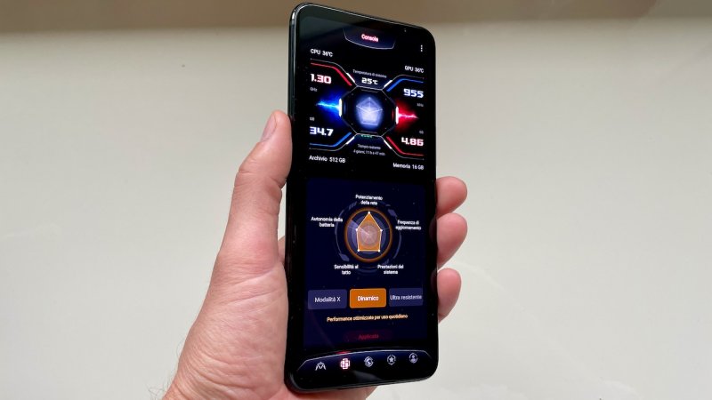 La suite Armoury Crate consente di modificare le prestazioni di ROG Phone 6D Ultimate a seconda delle esigenze