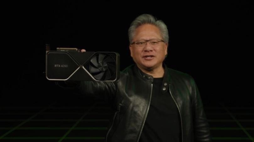 Il CEO di NVIDIA con una GPU in mano