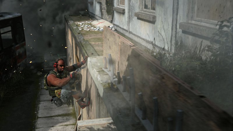 Rimanere appesi a una sporgenza, mentre tutto attorno infiamma la guerra, non è mai una buona idea in Call of Duty: Modern Warfare 2 Rimanere appesi a una sporgenza, mentre tutto attorno infiamma la guerra, non è mai una buona idea in Call of Duty: Modern Warfare 2