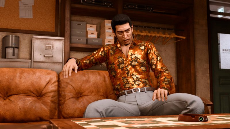 Lost Judgment: The Kaito Files, Masaharu sul divano dell'ufficio