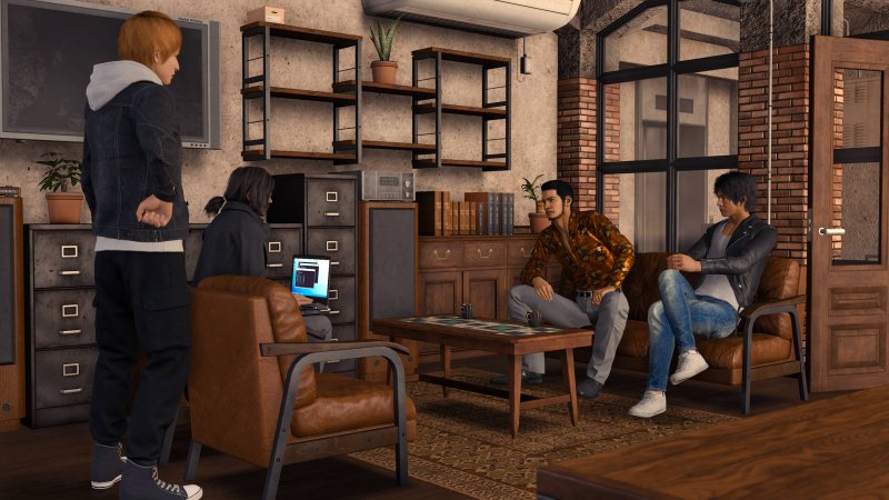 Lost Judgment, Yagami e Kaito a colloquio con Sugiura e Tsukumo