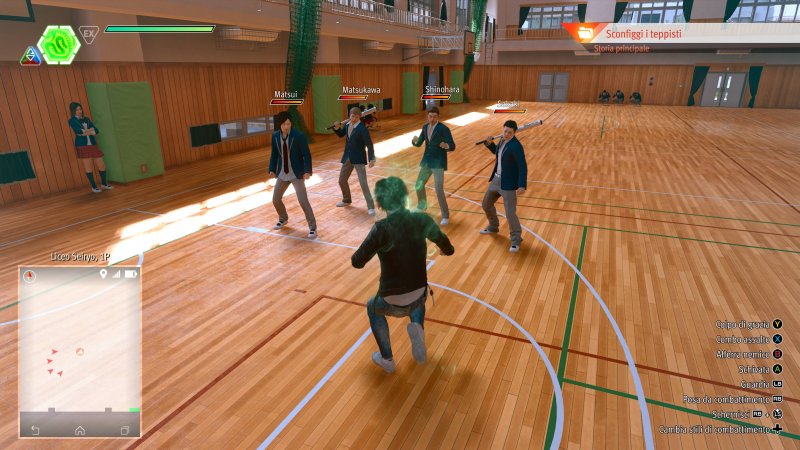 Lost Judgment, Yagami affronta alcuni bulli nella palestra della scuola