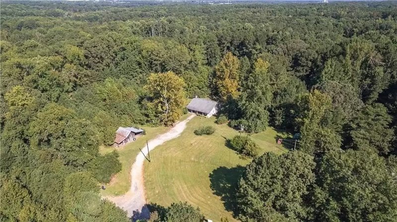 Visuale dall'alto della casa dei Byers e del terreno circostante