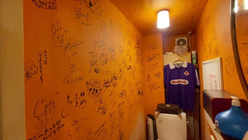 Il bagno del locale è tappezzato da dediche, autografi e disegni di artisti e personalità dello spettacolo