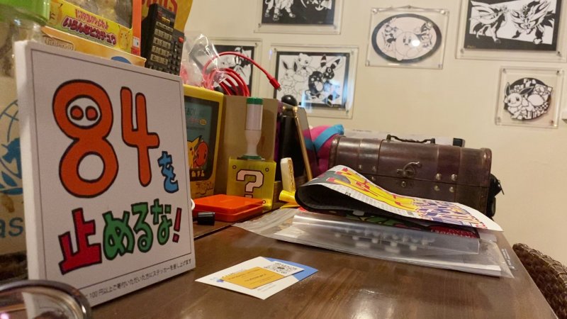 Il bancone dell'84 è pieno di oggetti e colorate cianfrusaglie