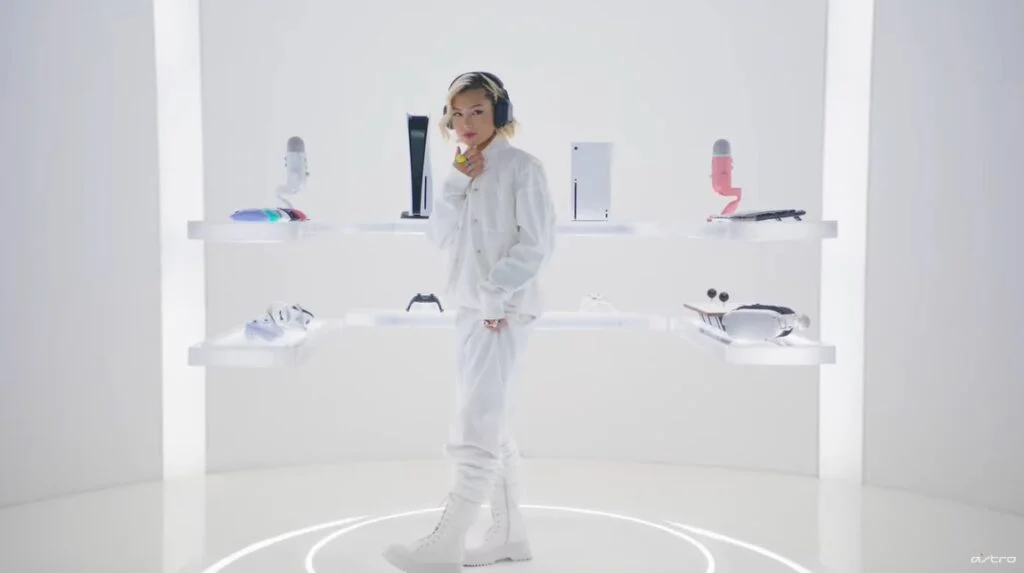 Spotted a white model in an ad for Logitech – Nerd4.life
