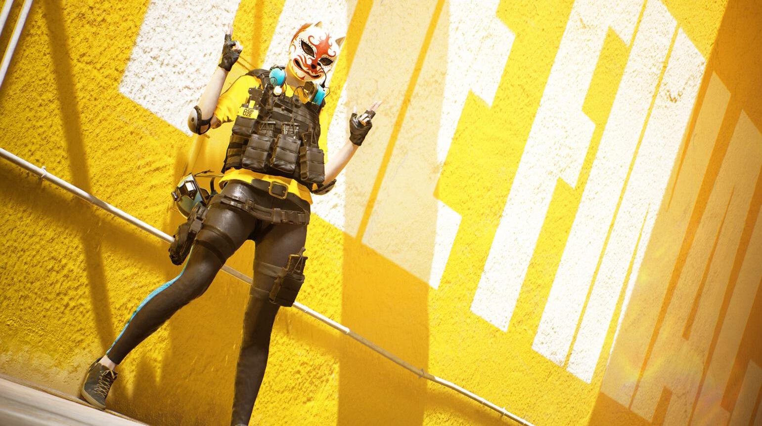 Un personaggio di The Finals in piedi davanti a un muro giallo con scritto The Finals