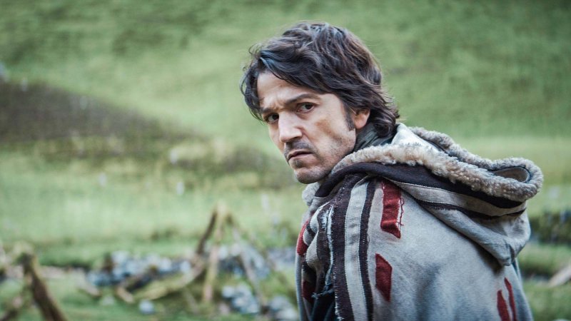 Star Wars: Andor, Diego Luna in una scena