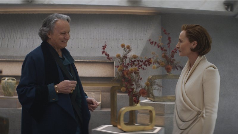 Star Wars: Andor, Stellan Skarsgård e Genievieve O'Reilly in una scena