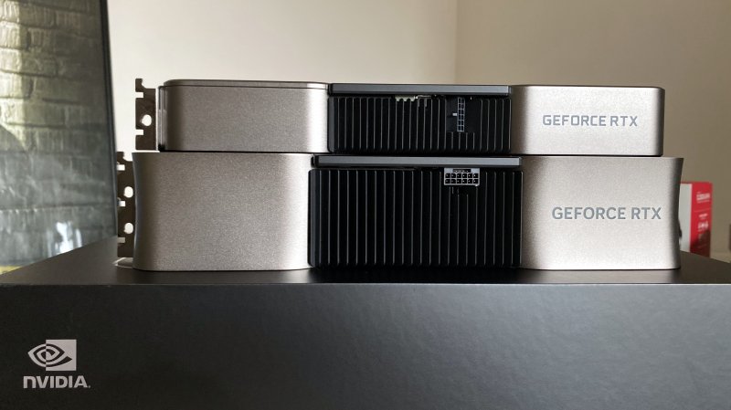 La NVIDIA GeForce RTX 4090 Founders Edition confrontata con la 'piccola' NVIDIA GeForce RTX 3080 Ti Founders Edition