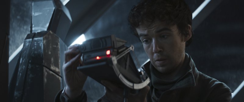 Star Wars: Andor, Alex Lawther in una scena dell'episodio