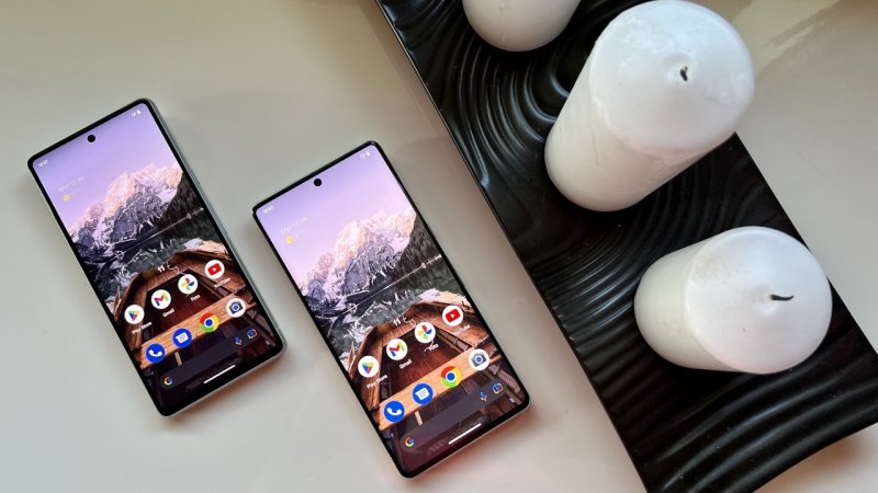 A destra Google Pixel 7 Pro, a sinistra il più piccolo Google Pixel 7 A destra Google Pixel 7 Pro, a sinistra il più piccolo Google Pixel 7