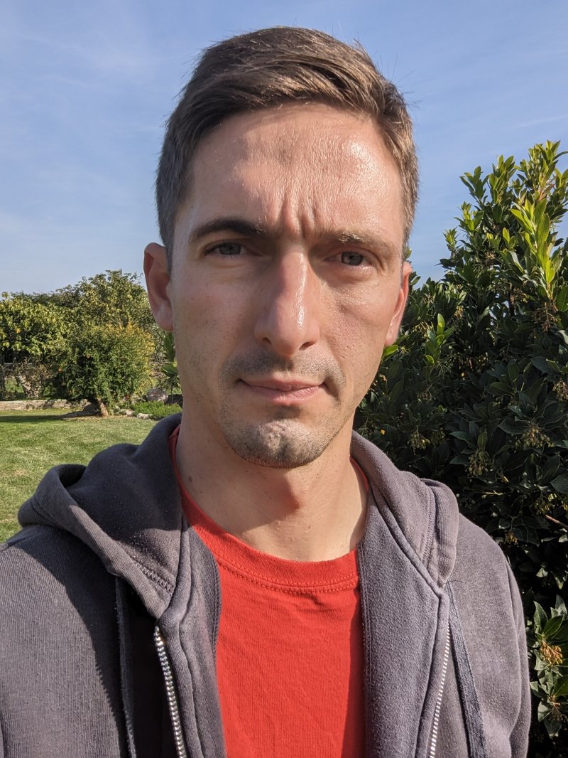 Un selfie eseguito con la frontale di Google Pixel 7 Pro Un selfie eseguito con la frontale di Google Pixel 7 Pro