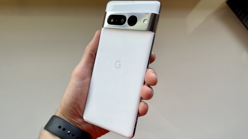 Il design di Google Pixel 7 Pro si differenzia dal predecessore solo per alcuni dettagli Il design di Google Pixel 7 Pro si differenzia dal predecessore solo per alcuni dettagli
